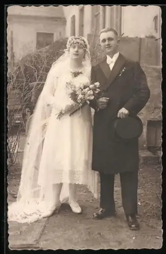 Foto-AK Junges Brautpaar auf einem Hof