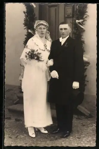 Foto-AK Junges Brautpaar posiert nach der Zeremonie