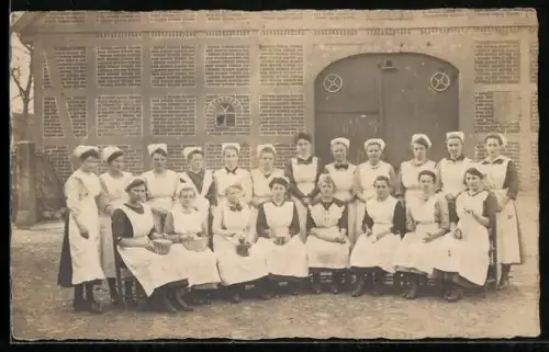 Foto-AK Gruppenfoto von Mitarbeiterinnen eines Betriebes, Frau mit Kaffeemühle