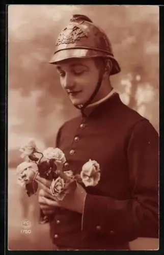 AK Feuerwehrmann in Uniform mit Helm mit Rosenblüten