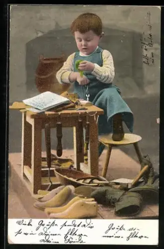 AK Kind beim Reparieren von Schuhen, Schuhmacher