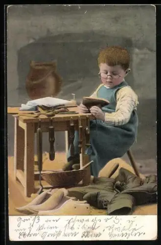 AK Kind beim Reparieren von Schuhen, Schuhmacher