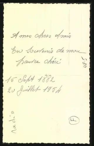 Foto-AK Mann sitzt mit einer Zeitung am Tisch und hört Radio