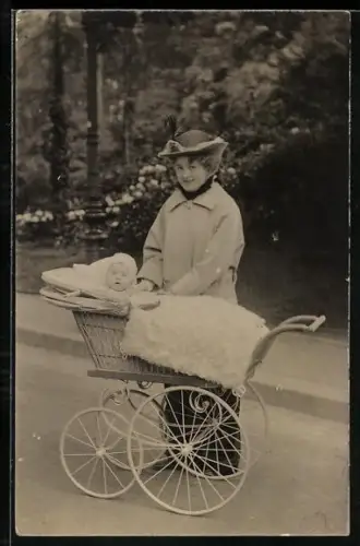 Foto-AK Kindermädchen mit Kind im Kinderwagen beim Parkspaziergang
