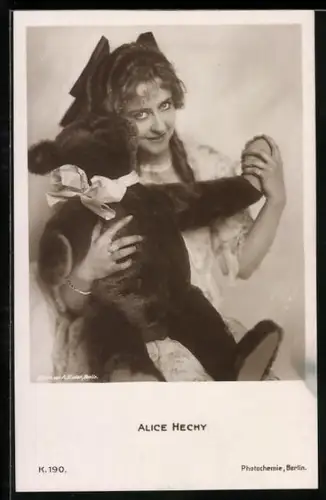 AK Schauspielerin Alice Hechy, mit einem grossen Plüschbär im Arm