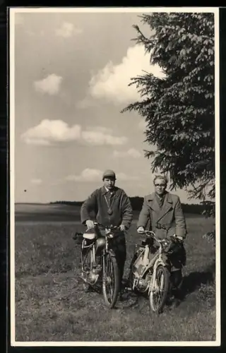 AK Männer mit Motorrad Victoria auf der Wiese