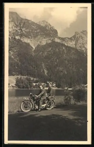 AK Männer mit Motorrad vor Bergkulisse