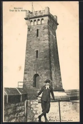 AK Belfort, Tour de la Miotte avec jeune homme posant devant la tour