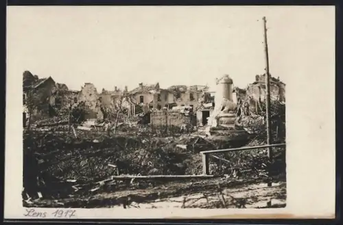 Foto-AK Lens, Panorama de la ville détruite