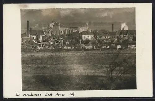 Foto-AK Arras, Vue générale de la ville détruite