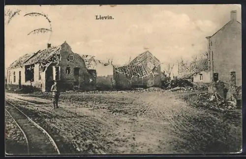 AK Liévin, Vue des bâtiments endommagés et des rues boueuses