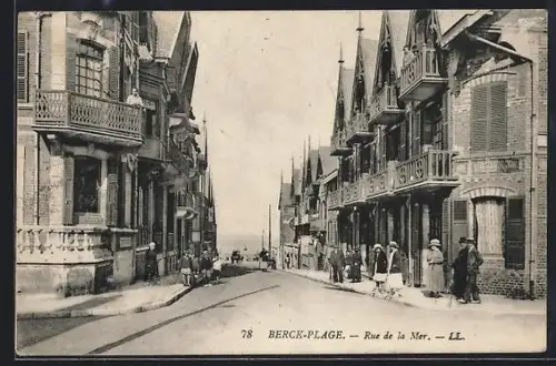 AK Berck-Plage, Rue de la Mer avec passants et architecture typique