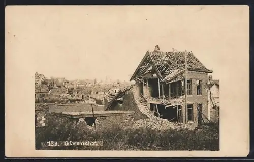 AK Givenchy, Maison détruite dans le village en ruines