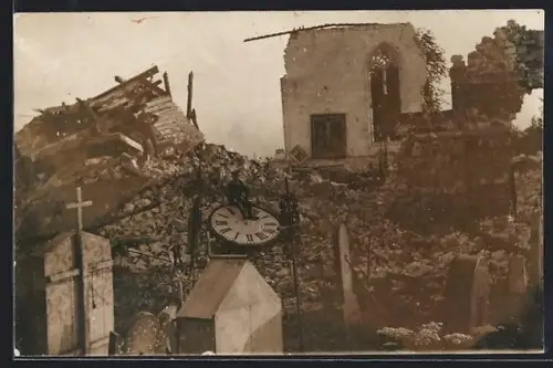 AK Vimy, Église détruite avec décombres et horloge après la guerre