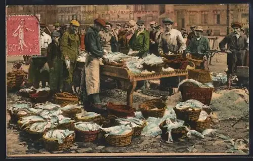 AK Boulogne-sur-Mer, Le débarquement du poisson sur le port animé