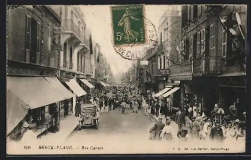 AK Berck-Plage, Rue Carnot animée avec passants et voitures