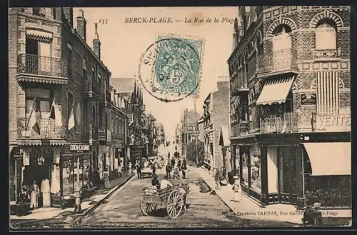 AK Berck-Plage, La Rue de la Plage animée avec passants et charrette