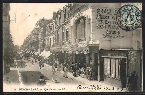 AK Berck-Plage, Rue Carnot animée avec boutiques et passants