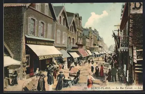 AK Berck-Plage, La Rue Carnot animée avec passants et boutiques