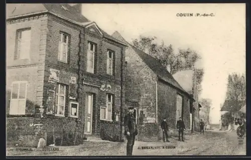 AK Couin /P.-de-C., Rue principale avec habitants devant les bâtiments en briques