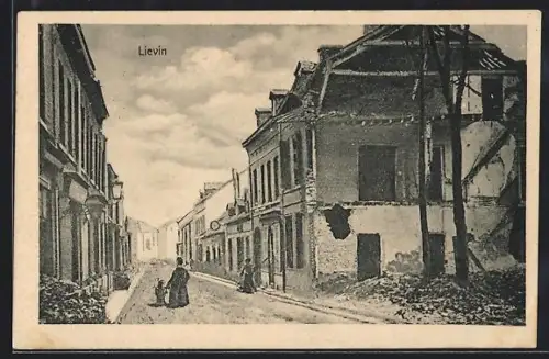 AK Liévin, Rue avec bâtiments endommagés et passants
