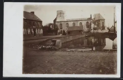 Foto-AK Bailleul, Vue de l`église et du canal avec bâtiments environnants