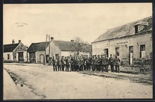AK Menneville, Ortspartie mit Soldaten in Uniform