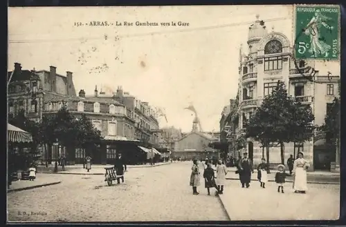 AK Arras, La Rue Gambetta vers la Gare