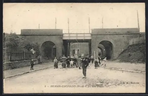 AK Hersin-Coupigny, Les Ponts, Strassenpartie bei den Brücken