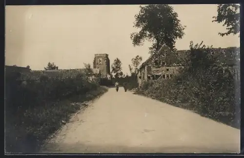 Foto-AK Grandcourt /Bapaume, Dorfeingang 10km südwestlich der Stadt Bapaume