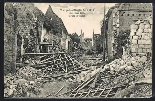 AK Thelus /Arras, Une rue détruite