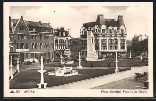 AK Arras, Place Maréchal-Foch et les Hôtels