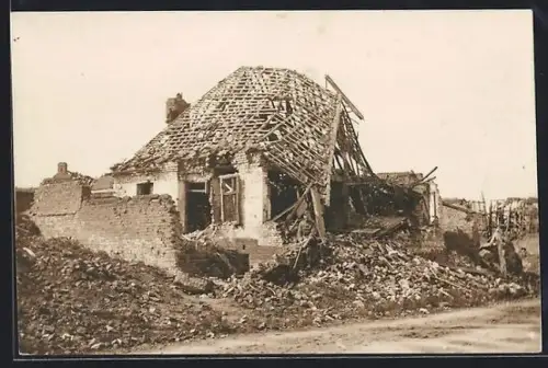 Foto-AK Angres, Blick auf ein zerschossenes Haus 1916