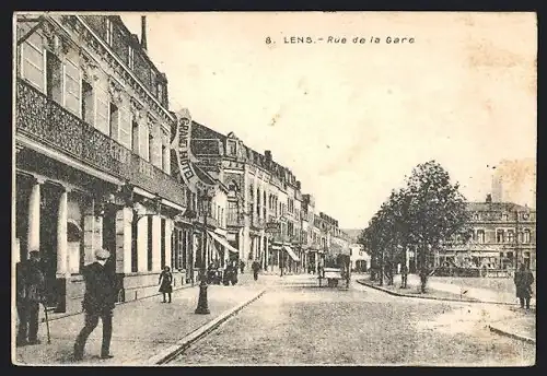 AK Lens, Rue de la Gare avec le Grand Hôtel et passants animés