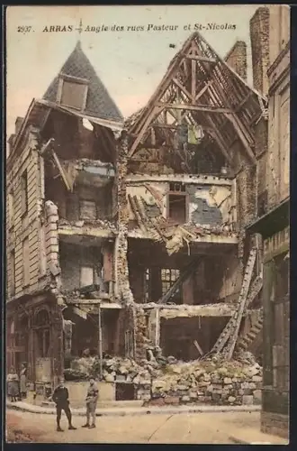 AK Arras, Angle des rues Pasteur et St-Nicolas, bâtiment en ruines