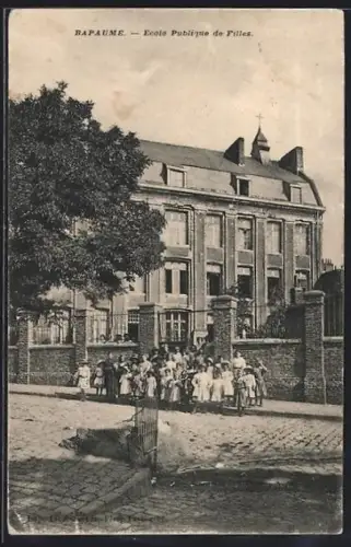 AK Bapaume, École Publique de Filles avec des élèves devant l`entrée
