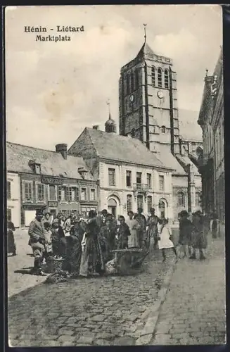 AK Hénin-Liétard, Marktplatz animé avec l`église et des villageois en discussion