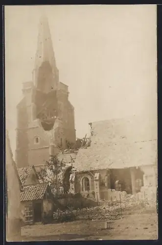 Foto-AK Bapaume, Église endommagée après un bombardement