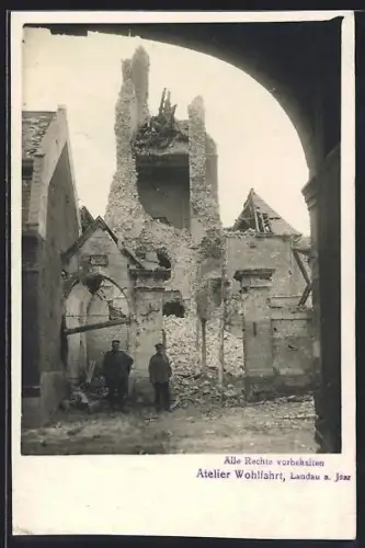 AK Neuville, Ruines après un bombardement avec deux hommes debout dans les décombres