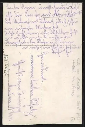 AK Neuville, Ruines après un bombardement avec deux hommes debout dans les décombres