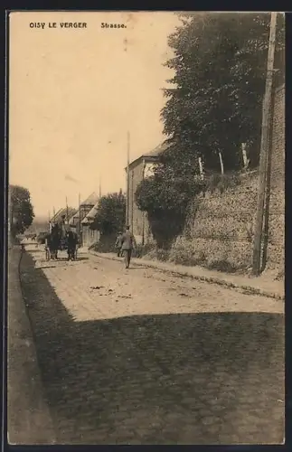 AK Oisy-le-Verger, Rue animée avec passants et chevaux