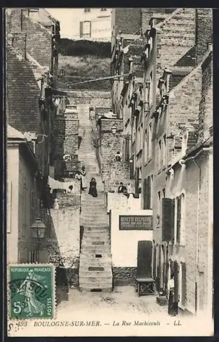 AK Boulogne-sur-Mer, La Rue Machicoulis avec escalier et facades en pierre