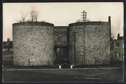 AK Arras, Vue des remparts historiques avec tours en pierre
