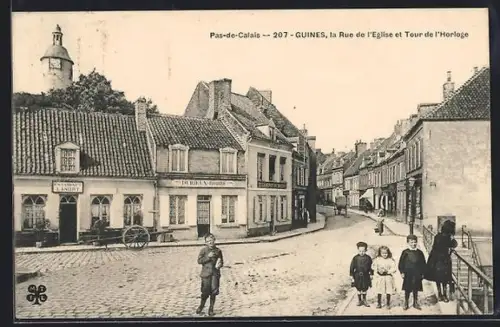 AK Guînes /Pas-de-Calais, La Rue de l`Église et Tour de l`Horloge