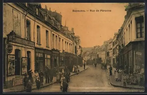 AK Bapaume, Rue de Péronne animée avec habitants et commerces