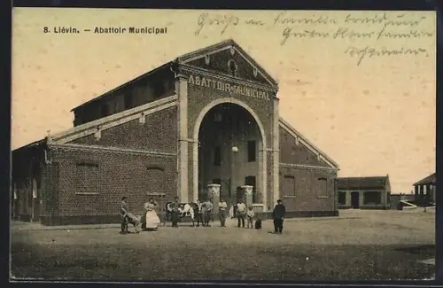 AK Liévin, Abattoir Municipal avec des personnes rassemblées devant l`entrée