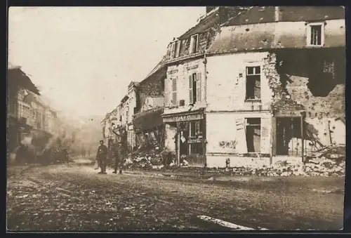 Foto-AK Bapaume, Maisons endommagées dans la ville après les combats