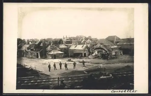 AK Courcelles, Ruines après bombardement avec soldats en avant-plan