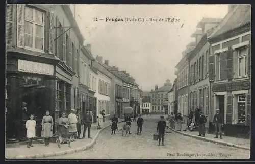 AK Fruges /P.-de-C., Rue de l`Église avec habitants et commerces