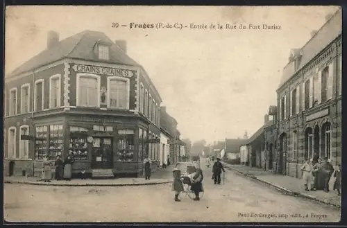 AK Fruges /P.-de-C., Entrée de la Rue du Fort Duriez avec le magasin Grains Craines et des passants